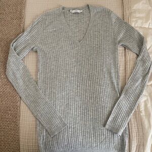 Vince Light Gray Ribbed V-Neck Sweater size small preppy cozy loungewear